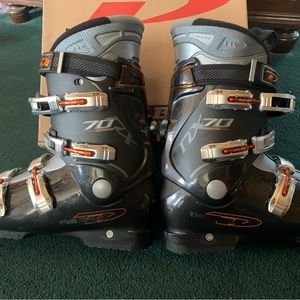 Men’s size 10.5 Dalbello black metallic ski boots